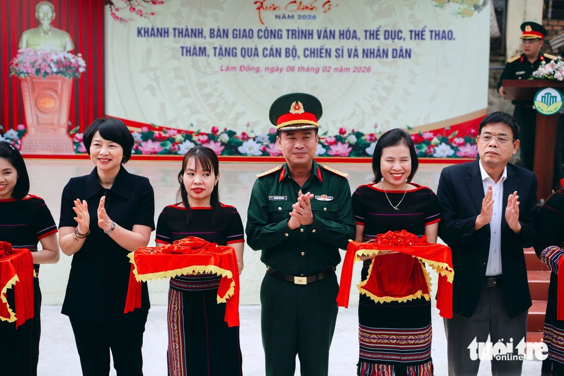 Quân khu 7 làm 60 căn nhà, mở chợ 0 đồng cho đồng bào biên giới - Ảnh 6.