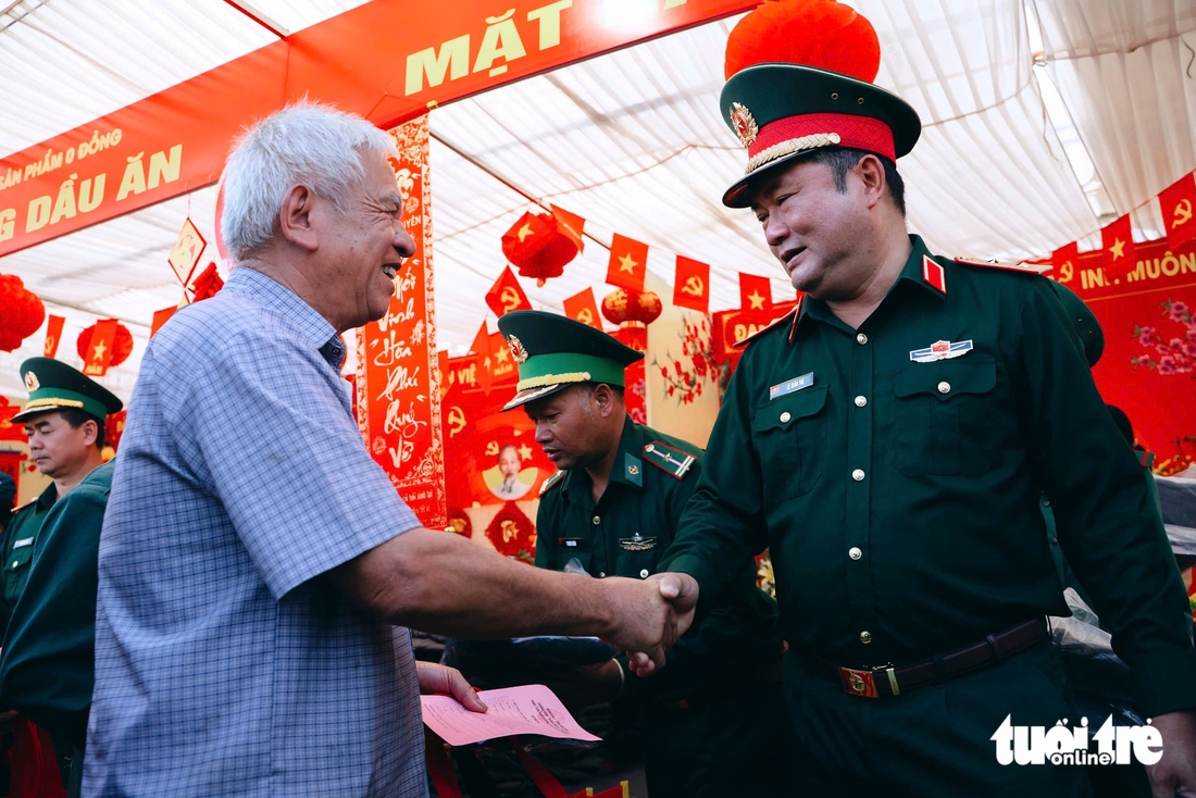 Thắm tình quân dân biên giới trong chương trình Xuân chiến sĩ 2026 - Ảnh 2.