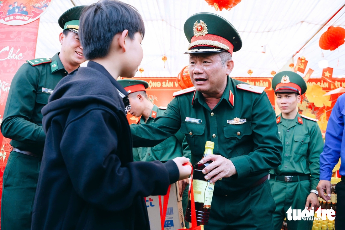 Thắm tình quân dân biên giới trong chương trình Xuân chiến sĩ 2026 - Ảnh 3.