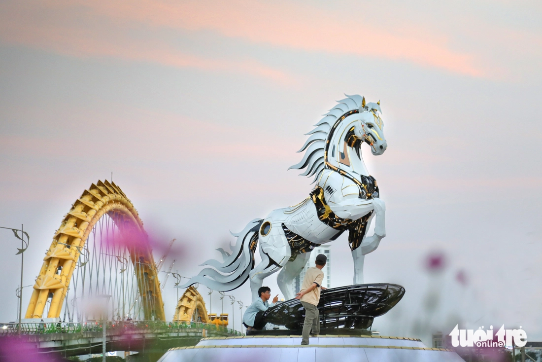 Linh vật ngựa Đà Nẵng lên đèn, du khách trầm trồ khen quá đẹp - Ảnh 8.