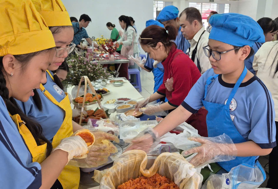 Tự tay sên mứt, đồ xôi, học sinh TP.HCM học văn hóa Tết qua hội thi ở trường - Ảnh 6.