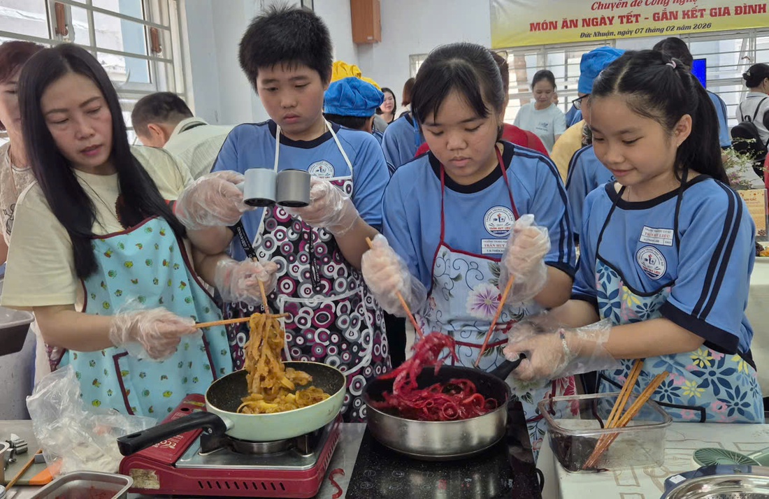 Tự tay sên mứt, đồ xôi, học sinh TP.HCM học văn hóa Tết qua hội thi ở trường - Ảnh 3.