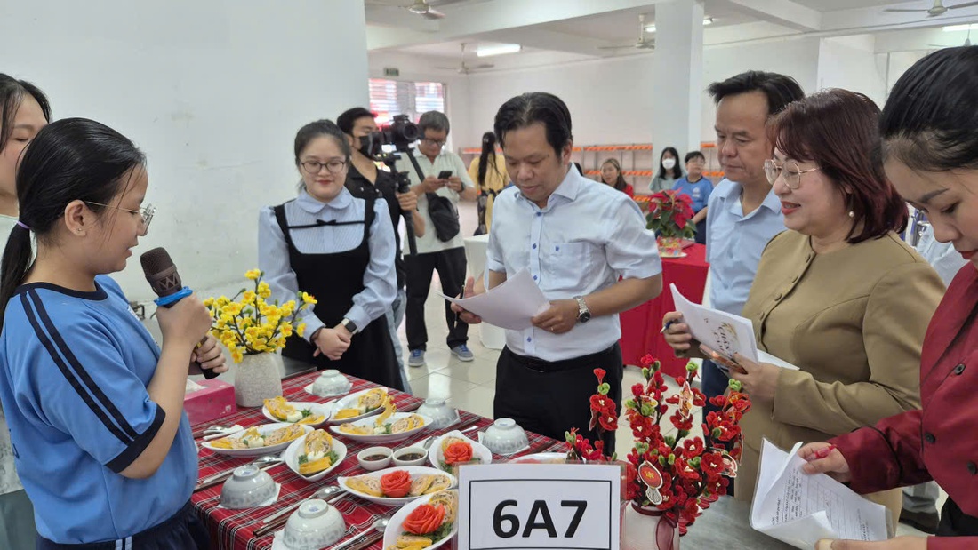 Tự tay sên mứt, đồ xôi, học sinh TP.HCM học văn hóa Tết qua hội thi ở trường - Ảnh 5.