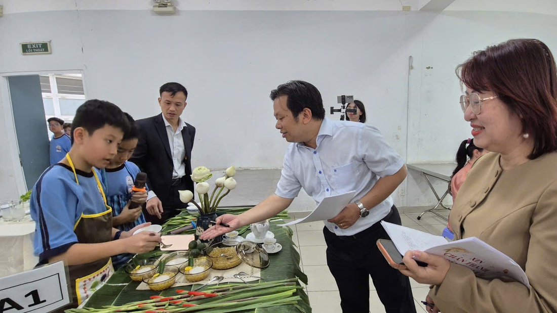 Tự tay sên mứt, đồ xôi, học sinh TP.HCM học văn hóa Tết qua hội thi ở trường - Ảnh 7.