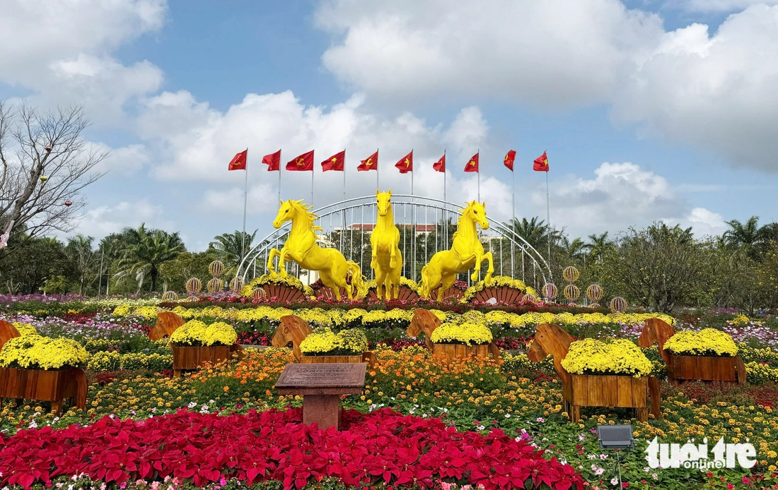 Người dân check-in bộ ba ngựa vàng 'Tam mã phi thiên' - Ảnh 2.