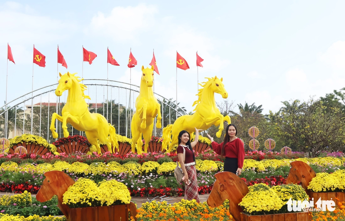 Người dân check-in bộ ba ngựa vàng 'Tam mã phi thiên' - Ảnh 7.