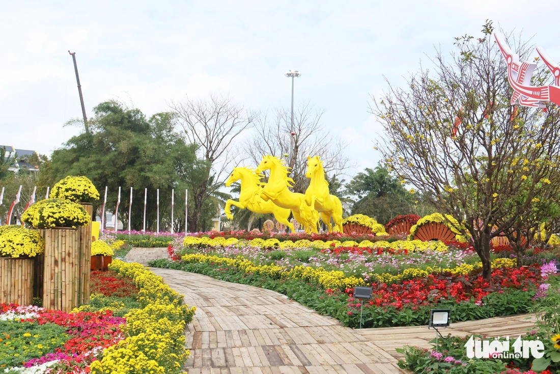 Người dân check-in bộ ba ngựa vàng 'Tam mã phi thiên' - Ảnh 8.