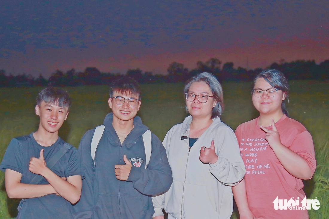 Cánh đồng lúa ở Xuân Thới Sơn hút khách ngắm hoàng hôn - Ảnh 8.