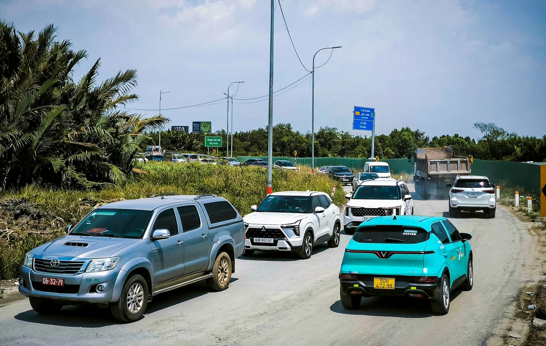 Dỡ tường chắn nhánh cầu ở vành đai 3 thi công lại: UBND TP.HCM yêu cầu báo kết quả xử lý trước 12-3 - Ảnh 7.