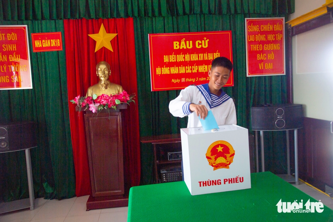 Những cử tri bỏ phiếu lần đầu trên nhà giàn DK1 - Ảnh 3.