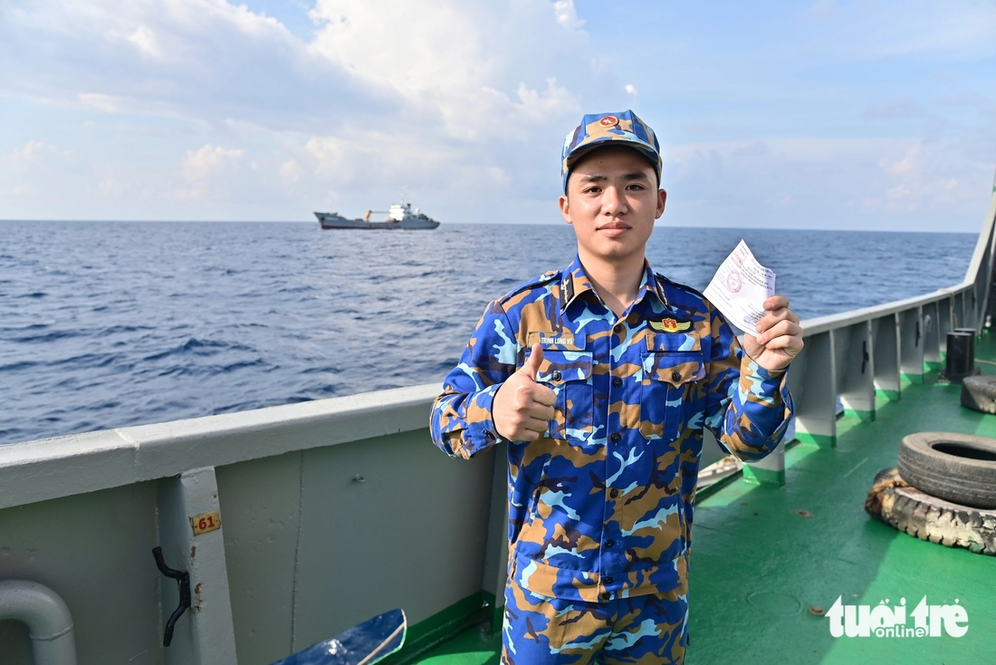 Những cử tri bỏ phiếu lần đầu trên nhà giàn DK1 - Ảnh 4.