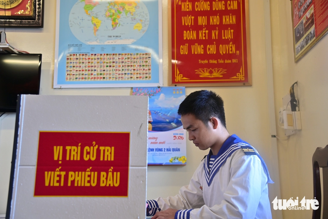 Những cử tri bỏ phiếu lần đầu trên nhà giàn DK1 - Ảnh 6.