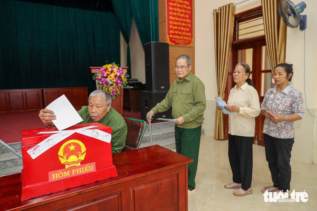 Ấn tượng khoảnh khắc cử tri cả nước đi bầu cử - Ảnh 5. bầu cử - Ảnh 5.