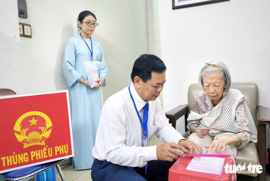 Ấn tượng khoảnh khắc cử tri cả nước đi bầu cử - Ảnh 7. bầu cử - Ảnh 7.