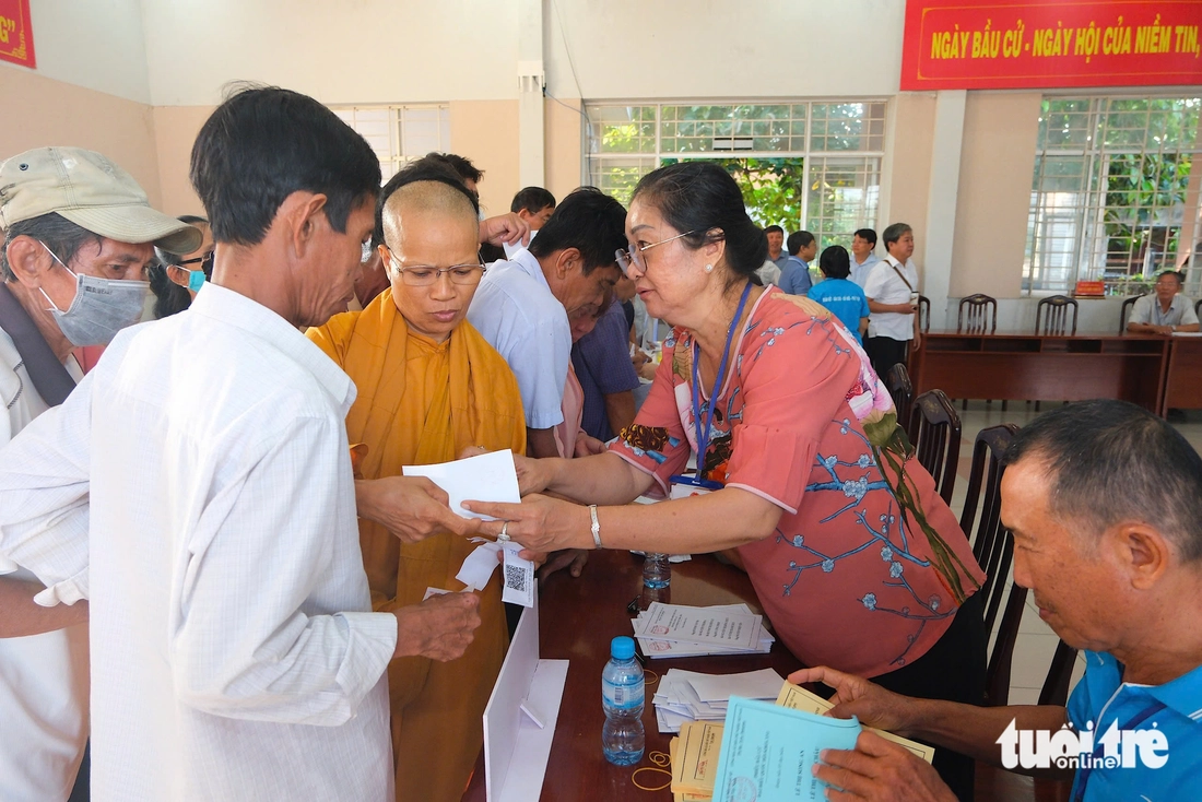 Ấn tượng khoảnh khắc cử tri cả nước đi bầu cử - Ảnh 8. bầu cử - Ảnh 8.