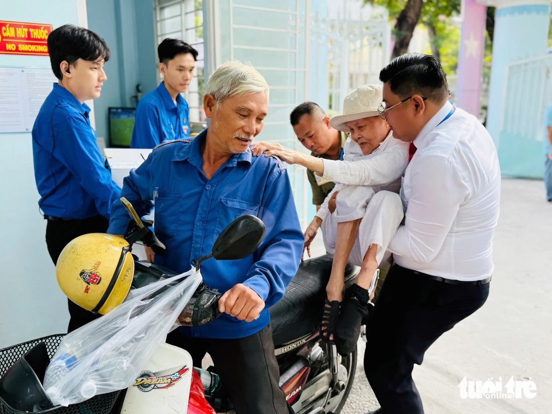 Ấn tượng khoảnh khắc cử tri cả nước đi bầu cử - Ảnh 9. bầu cử - Ảnh 9.