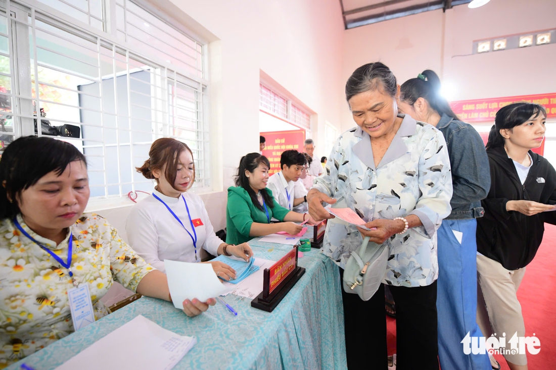 Ấn tượng khoảnh khắc cử tri cả nước đi bầu cử - Ảnh 1. bầu cử - Ảnh 1.