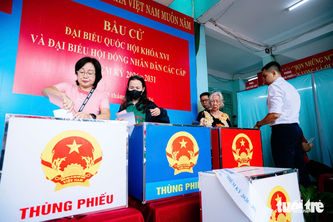 Ấn tượng khoảnh khắc cử tri cả nước đi bầu cử - Ảnh 11. bầu cử - Ảnh 11.