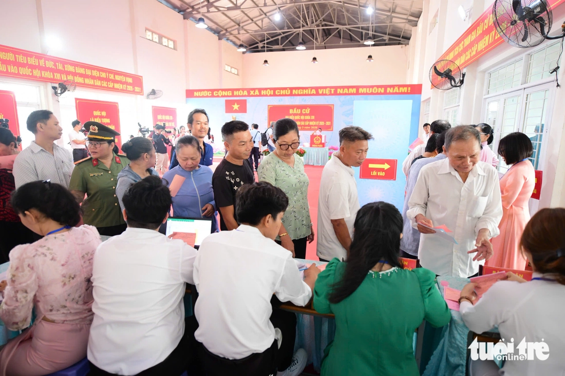 Ấn tượng khoảnh khắc cử tri cả nước đi bầu cử - Ảnh 14. bầu cử - Ảnh 14.