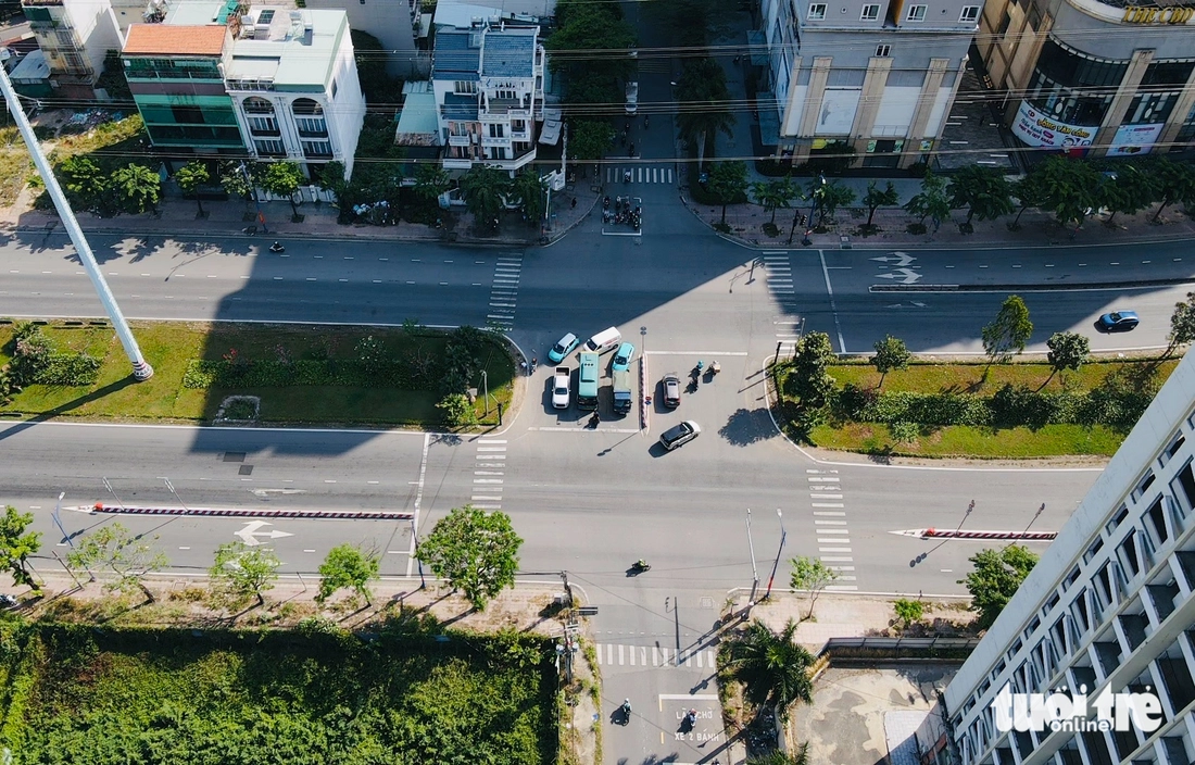 Đường Đồng Văn Cống cấm xe máy rẽ trái qua đường, quay đầu, người dân đi sao cho đúng? - Ảnh 3.