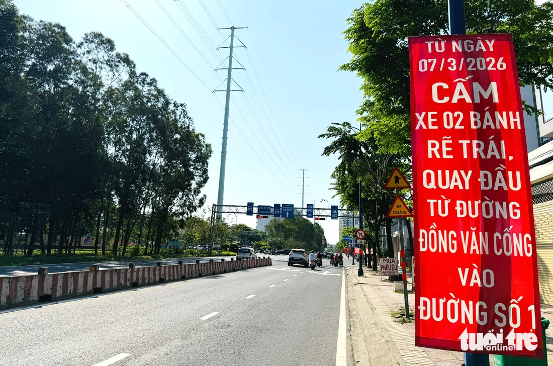 Đường Đồng Văn Cống cấm xe máy rẽ trái qua đường, quay đầu, người dân đi sao cho đúng? - Ảnh 5.