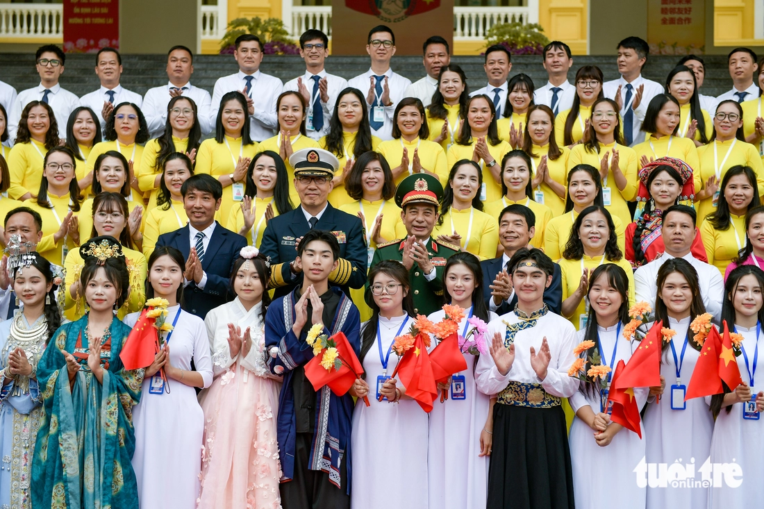 Bộ trưởng Bộ Quốc phòng Việt Nam và Trung Quốc thăm đồn biên phòng, dự lễ khánh thành trạm y tế - Ảnh 6.