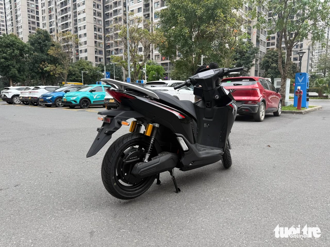 Cận cảnh xe máy điện đổi pin VinFast Viper ngoài đời thực: Giá từ 40 triệu, chạy tới 156km/đổi 2 pin - Ảnh 5.