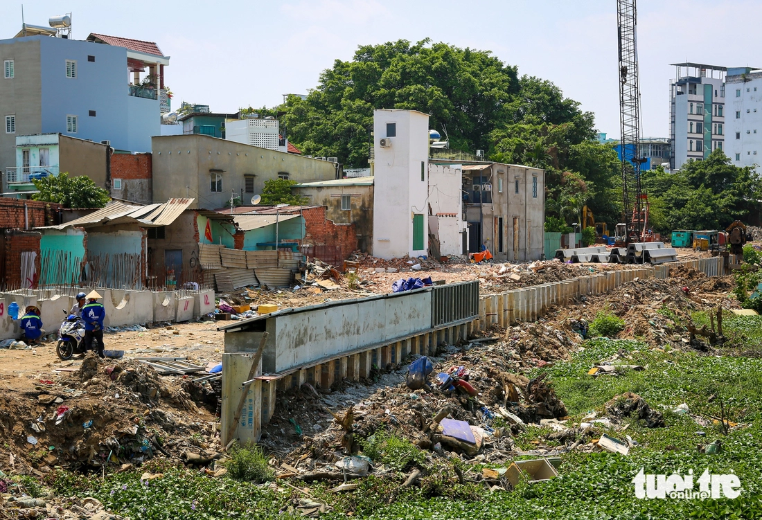Dọc dự án rạch Xuyên Tâm: Nơi đang thi công nhộn nhịp, nơi um tùm cây cỏ - Ảnh 8.