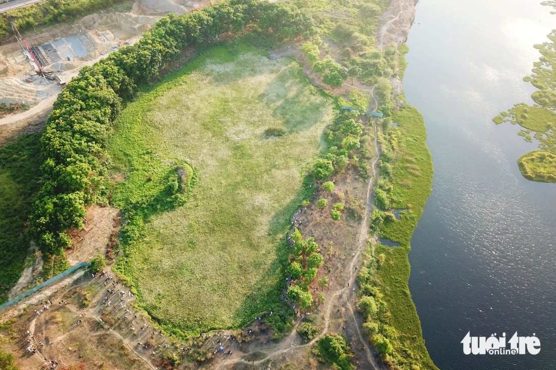 Đồng cỏ thơ mộng tại làng đại học hút khách 'săn' hoàng hôn, check-in - Ảnh 13.