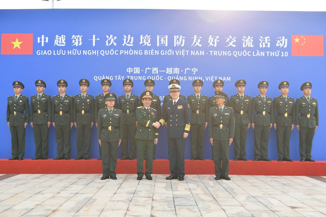 Hai Bộ trưởng Quốc phòng Việt - Trung thăm đồn biên phòng, dâng hoa tưởng niệm liệt sĩ cách mạng - Ảnh 2.