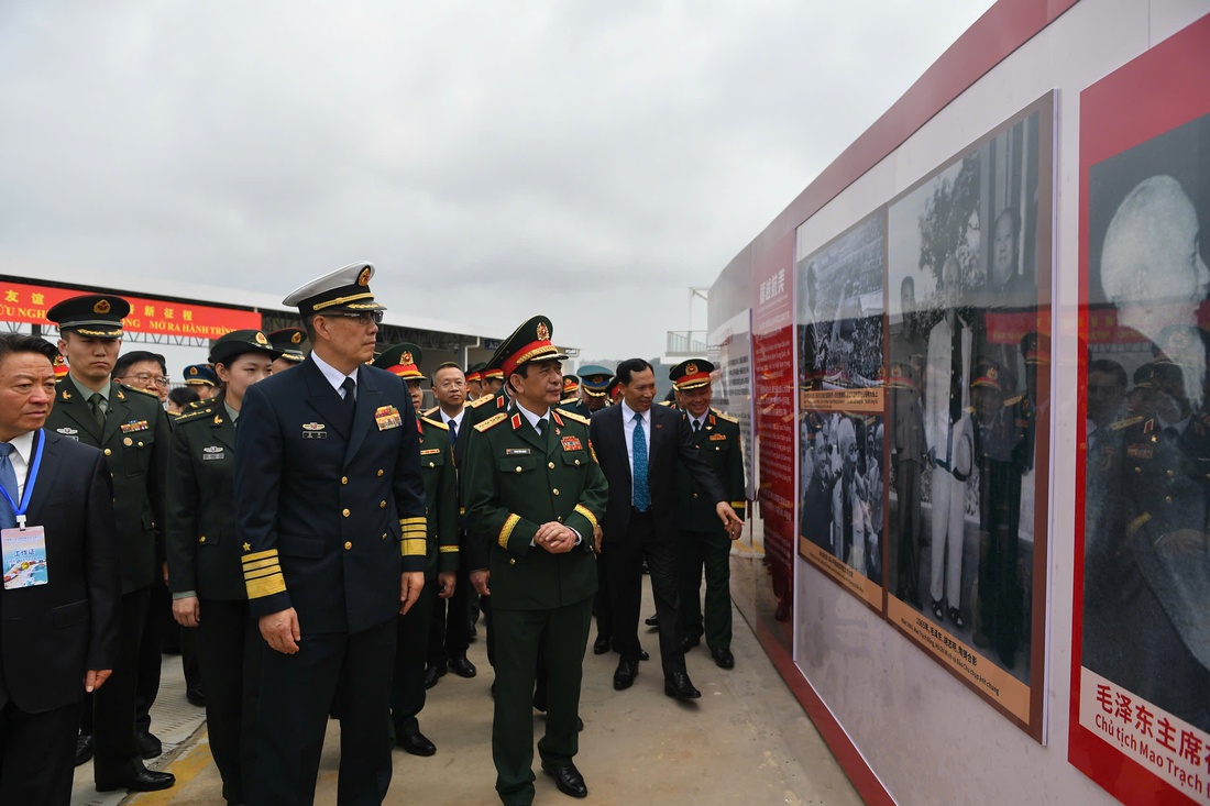 Hai Bộ trưởng Quốc phòng Việt - Trung thăm đồn biên phòng, dâng hoa tưởng niệm liệt sĩ cách mạng - Ảnh 6.