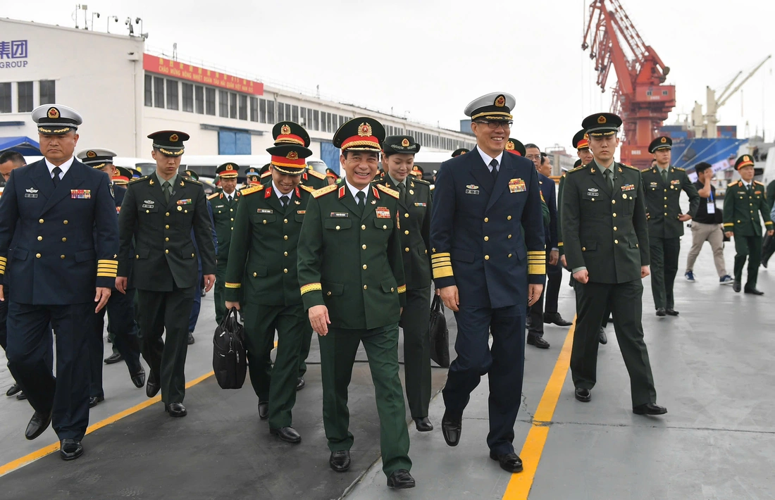 Hai Bộ trưởng Quốc phòng Việt - Trung thăm đồn biên phòng, dâng hoa tưởng niệm liệt sĩ cách mạng - Ảnh 7.