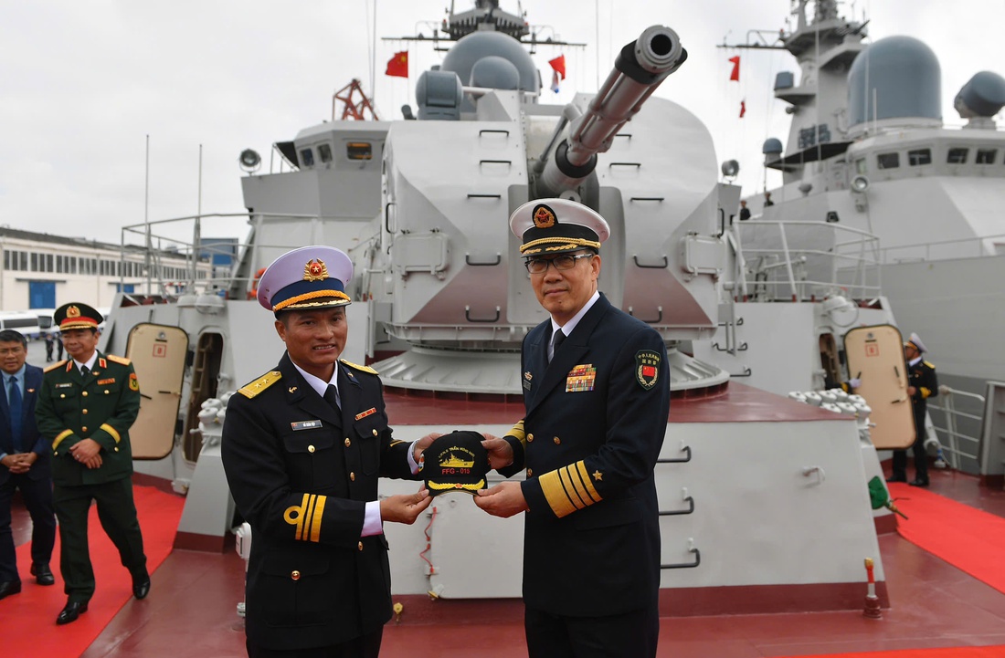 Hai Bộ trưởng Quốc phòng Việt - Trung thăm đồn biên phòng, dâng hoa tưởng niệm liệt sĩ cách mạng - Ảnh 9.