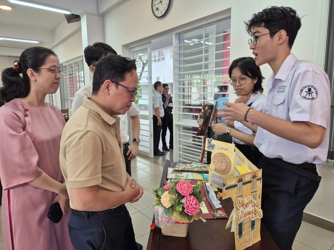 Học sinh trường chuyên làm 'sách' song ngữ về di sản TP.HCM - Ảnh 5.