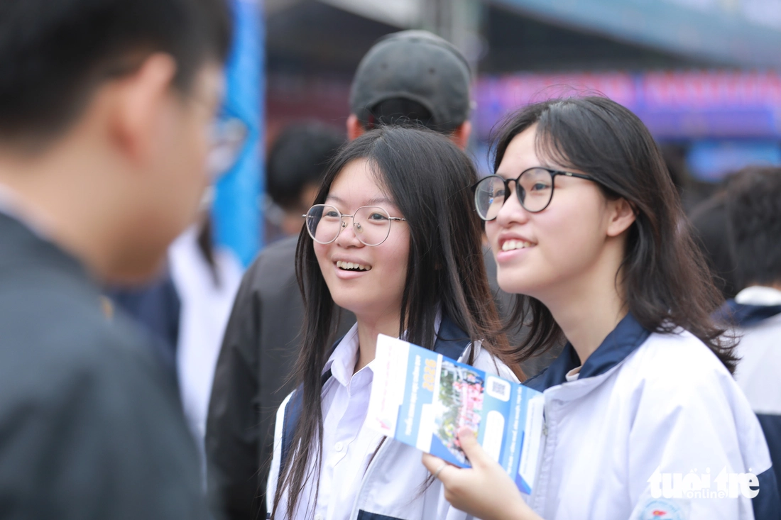 Tư vấn 1-1 'nóng' ở Hải Phòng: Học sinh chen kín hỏi chọn ngành, chọn trường - Ảnh 3.