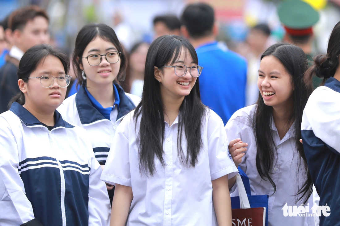 Tư vấn 1-1 'nóng' ở Hải Phòng: Học sinh chen kín hỏi chọn ngành, chọn trường - Ảnh 5.