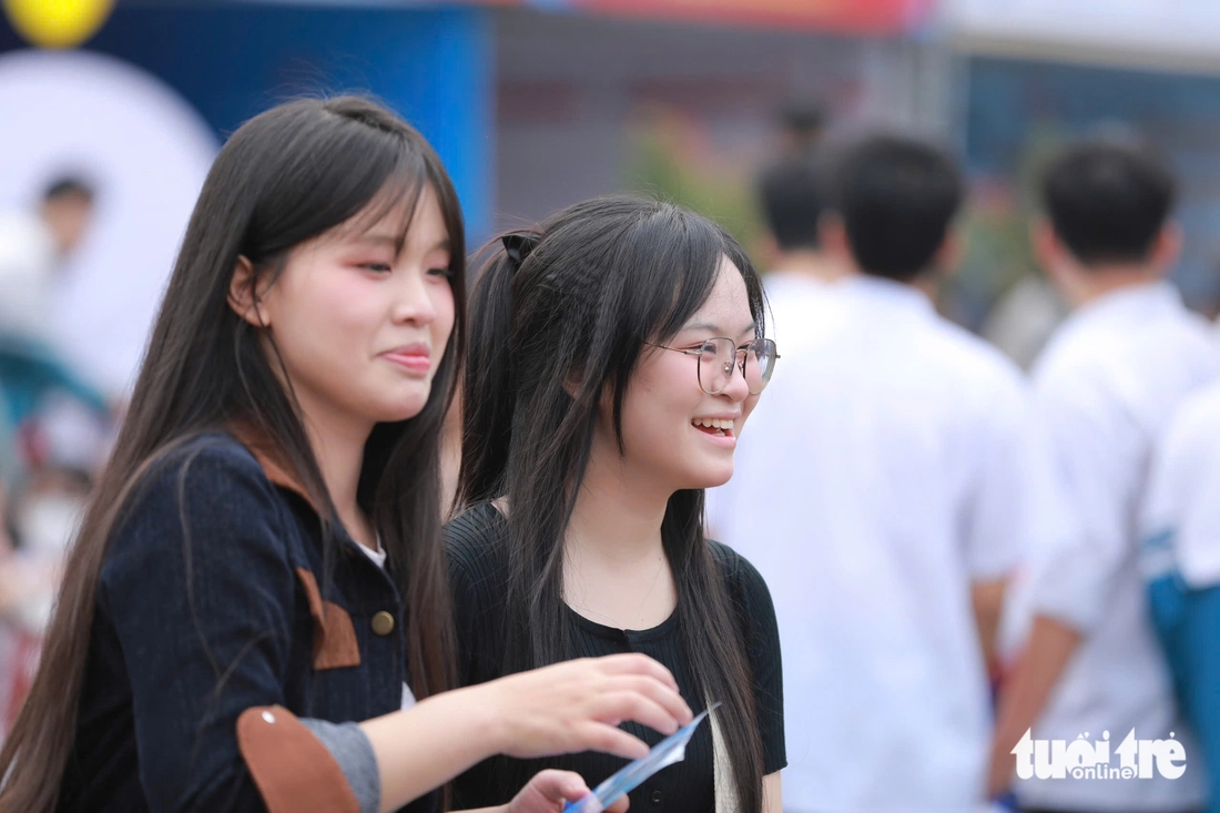 Tư vấn 1-1 'nóng' ở Hải Phòng: Học sinh chen kín hỏi chọn ngành, chọn trường - Ảnh 6.