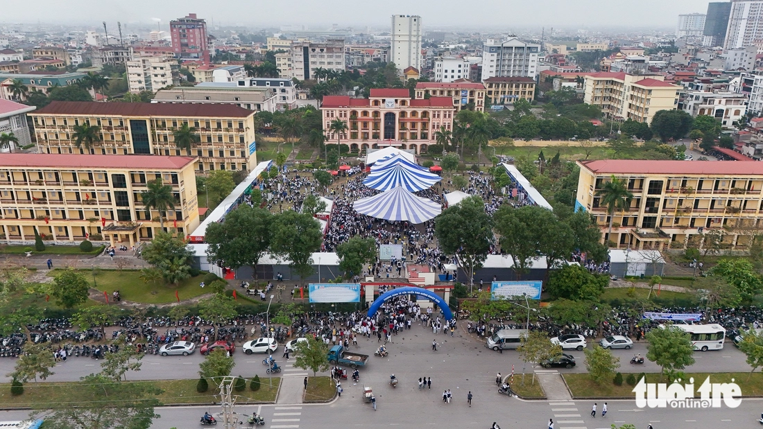 Tư vấn 1-1 'nóng' ở Hải Phòng: Học sinh chen kín hỏi chọn ngành, chọn trường - Ảnh 8.