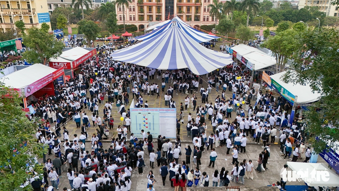 Tư vấn 1-1 'nóng' ở Hải Phòng: Học sinh chen kín hỏi chọn ngành, chọn trường - Ảnh 9.