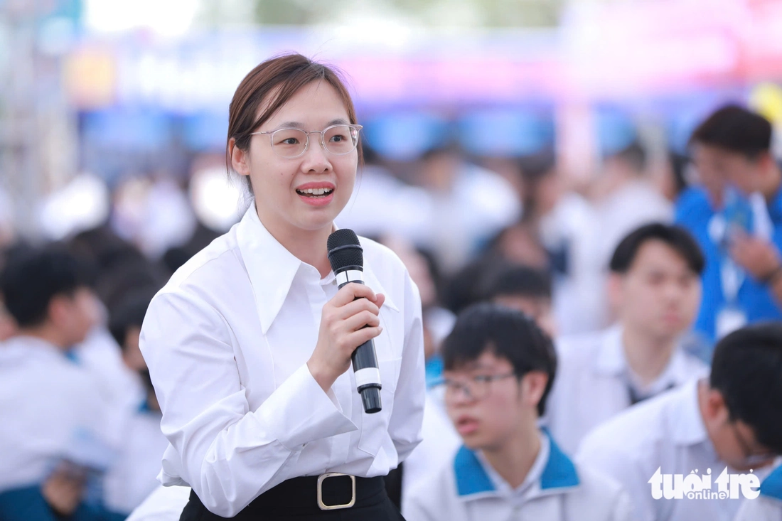 Tư vấn 1-1 'nóng' ở Hải Phòng: Học sinh chen kín hỏi chọn ngành, chọn trường - Ảnh 7. tư vấn tuyển sinh - Ảnh 8.