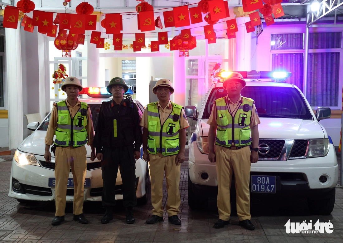 Đêm trắng của cảnh sát trên cao tốc 460km: Ngăn tài xế dừng sai, ngủ trên làn khẩn cấp - Ảnh 3.