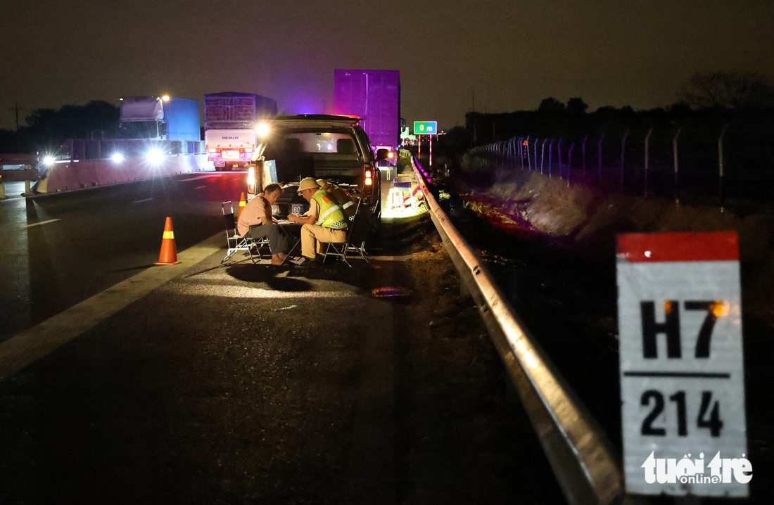 Đêm trắng của cảnh sát trên cao tốc 460km: Ngăn tài xế dừng sai, ngủ trên làn khẩn cấp - Ảnh 13.