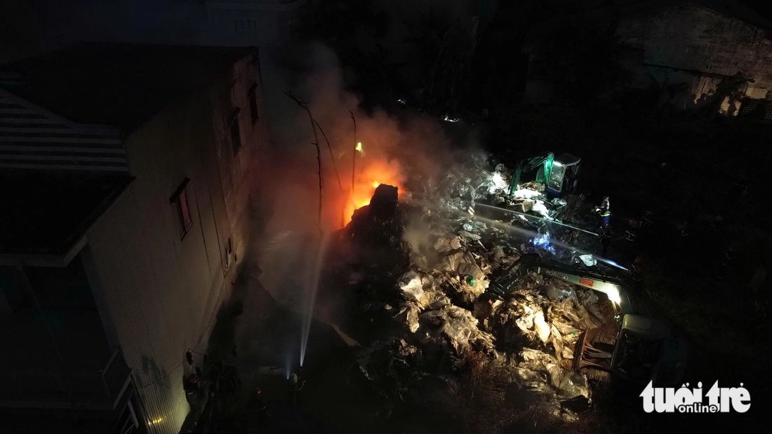 Đang cháy lớn khu đất trống ở phường Linh Xuân, ngọn lửa uy hiếp khu dân cư - Ảnh 2. cháy nhà máy - Ảnh 2.