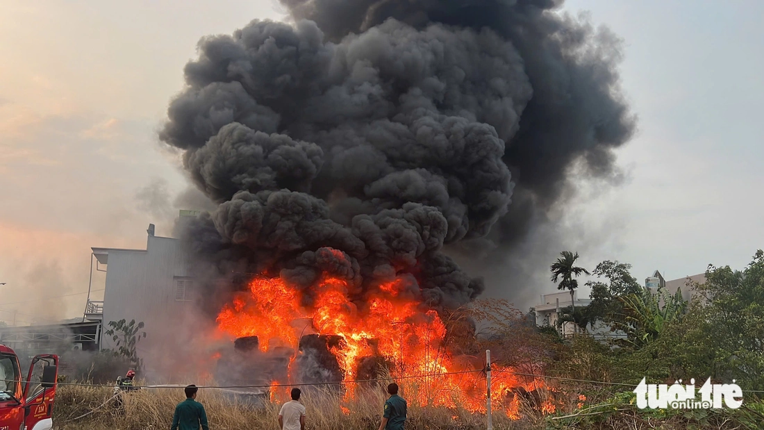 Đang cháy lớn khu đất trống ở phường Linh Xuân, ngọn lửa uy hiếp khu dân cư - Ảnh 3. cháy nhà máy - Ảnh 4.