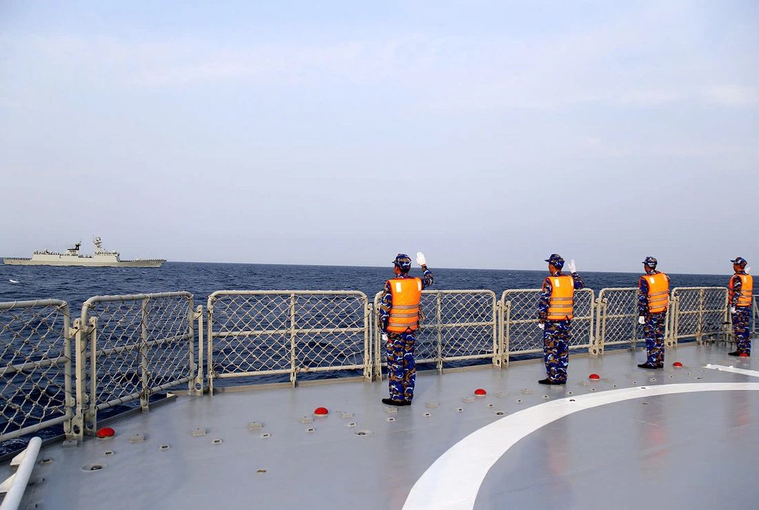 Xem hải quân Việt Nam - Trung Quốc lần đầu bắn đạn thật chống cướp biển - Ảnh 10.