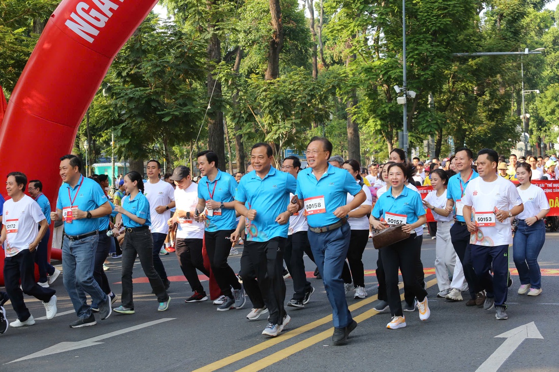Hình ảnh đẹp từ Ngày chạy Olympic Vì sức khỏe toàn dân - Vì an ninh Tổ quốc tại TP.HCM - Ảnh 3.