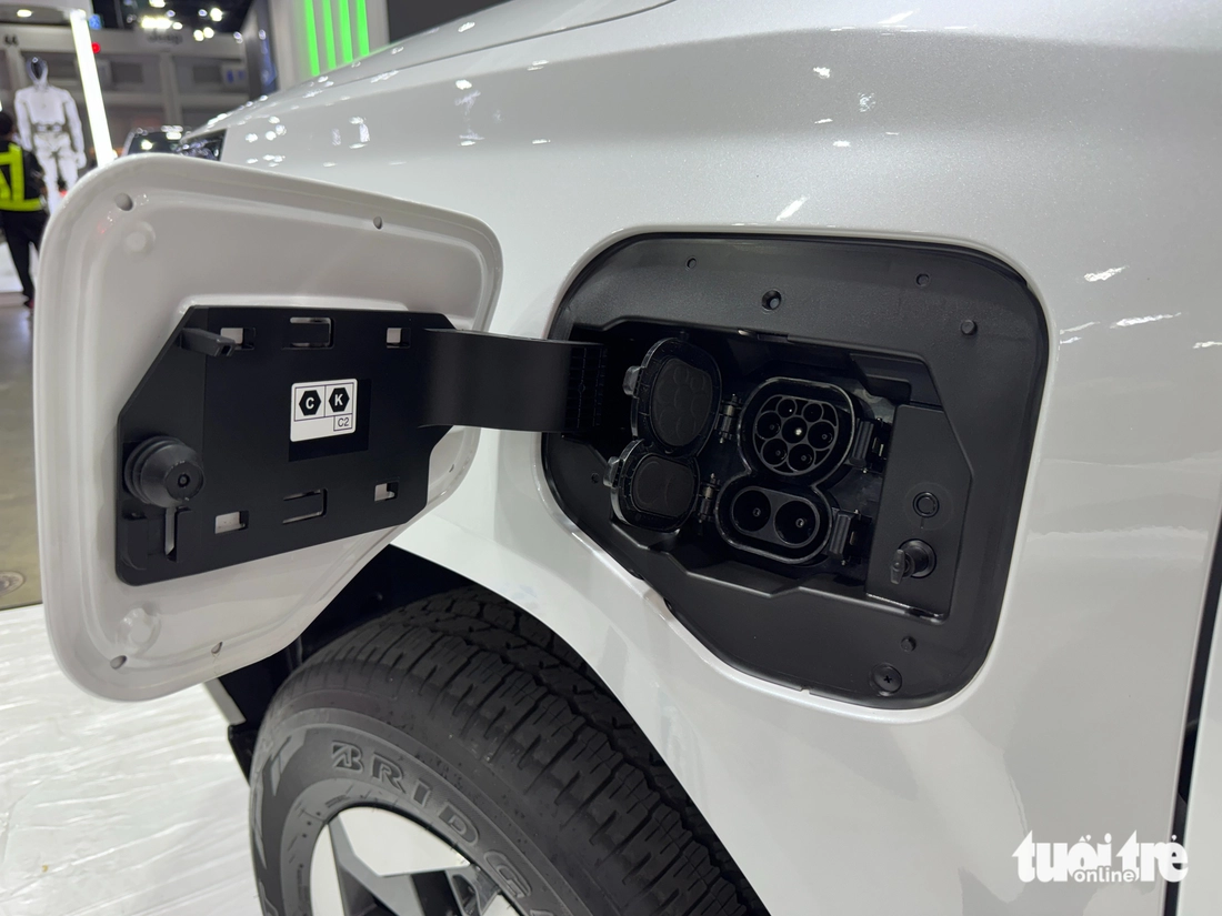 Chi tiết Toyota Hilux điện tại BIMS 2026: Màn như xe sang, 315km/sạc, đọ Ranger về công nghệ - Ảnh 17.