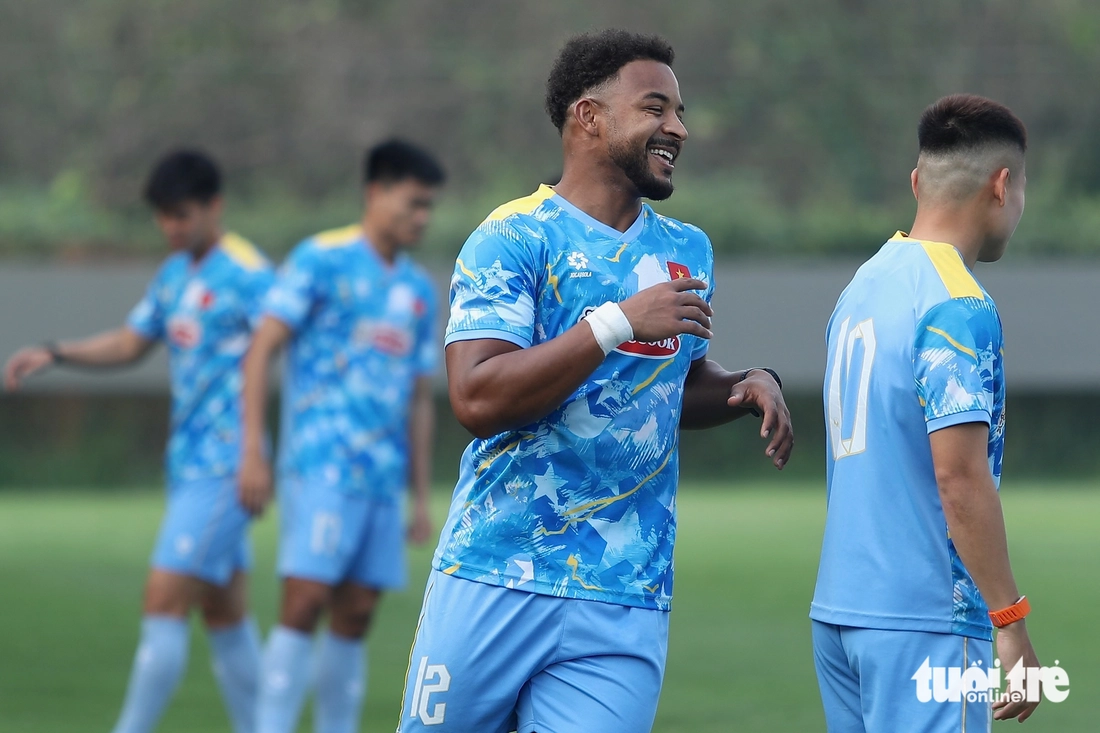 Văn Hậu, Đình Trọng tái hợp ở tuyển Việt Nam - Ảnh 9.