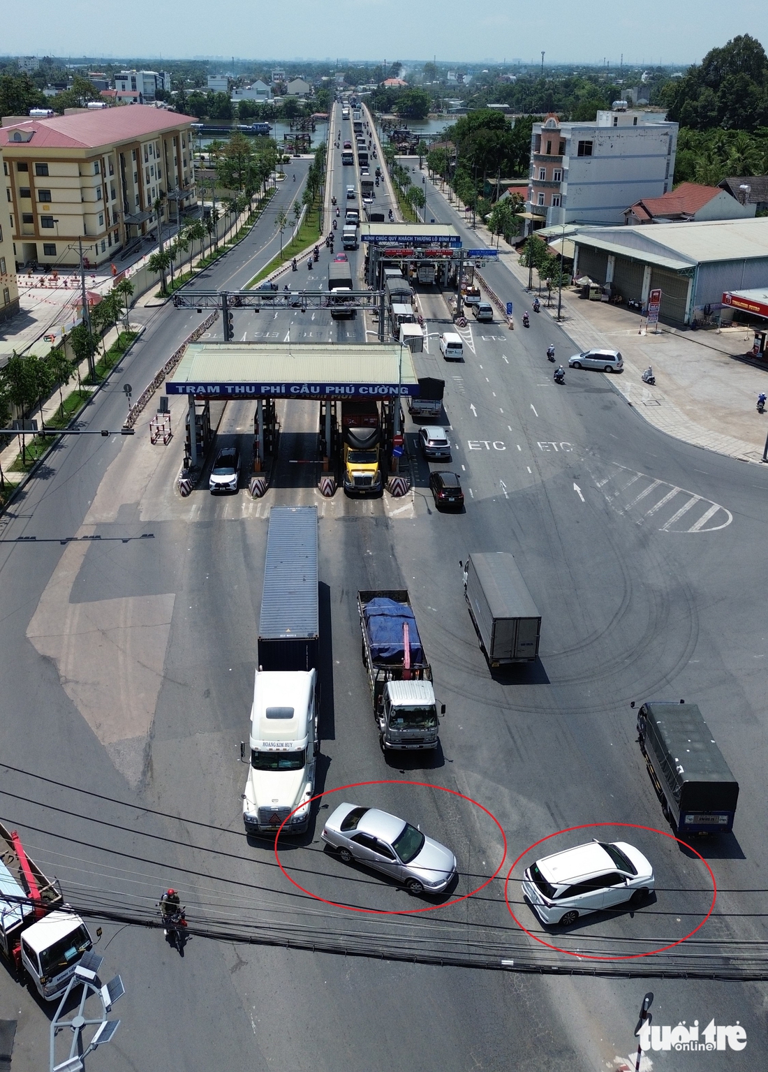 Bất chấp biển cấm, nhiều tài xế vẫn quay đầu, rẽ trái sai quy định tại trạm thu phí cầu Phú Cường - Ảnh 8.