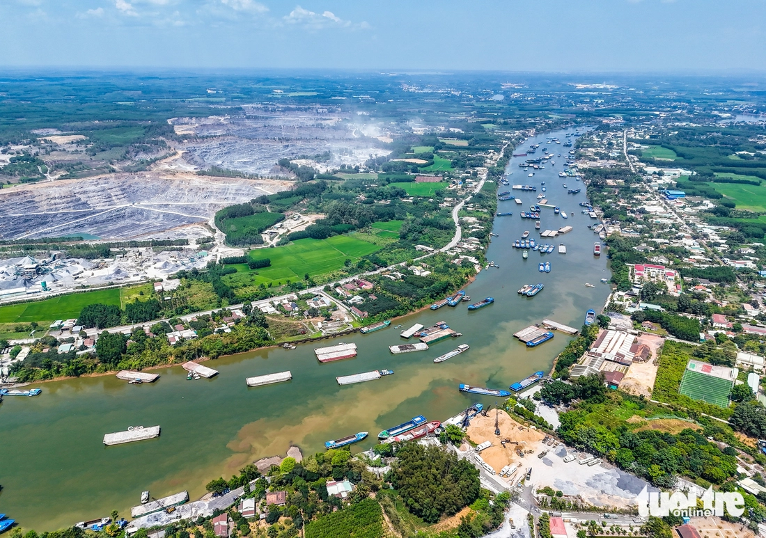 Ngày đêm trên sông, theo sà lan chở đá về vành đai 3 TP.HCM trong 'cơn sốt' - Ảnh 1.